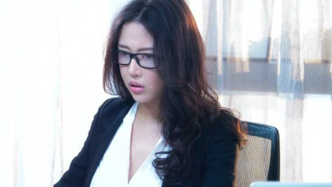 一男子便利店侵犯大胸美女,被人一枪打飞
